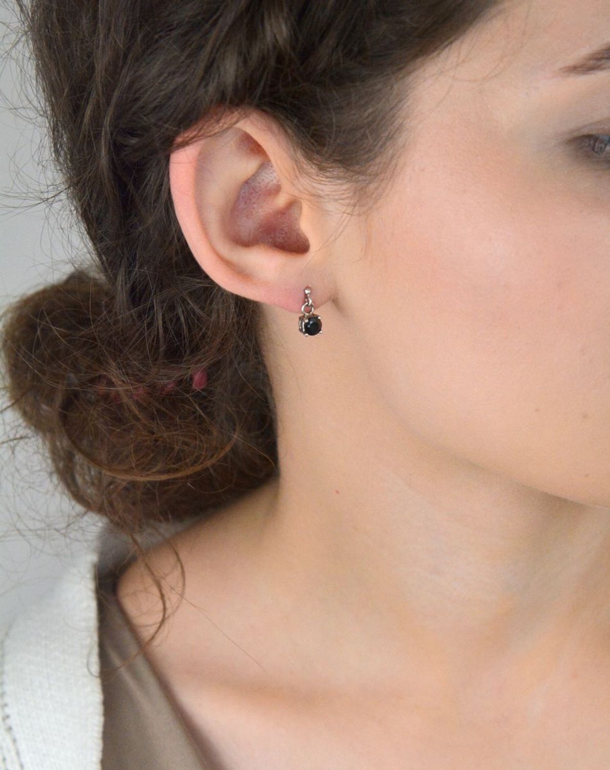 Srebrne kolczyki z ciemnogranatowym kamieniem na sztyft KM 464szafir – klasyczna elegancja.jpg